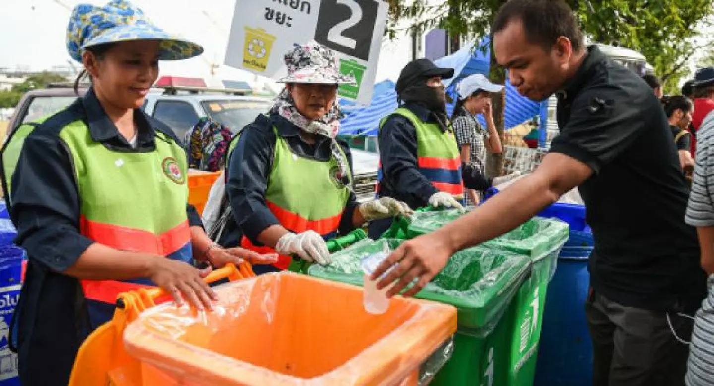 Efforts stepped up to cut back on rubbish disposed at Sanam Luang Efforts stepped up to cut back on rubbish disposed at Sanam Luang