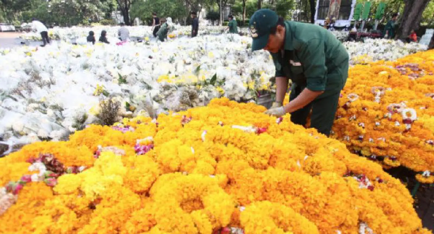 Palace flowers get extended use Palace flowers get extended use
