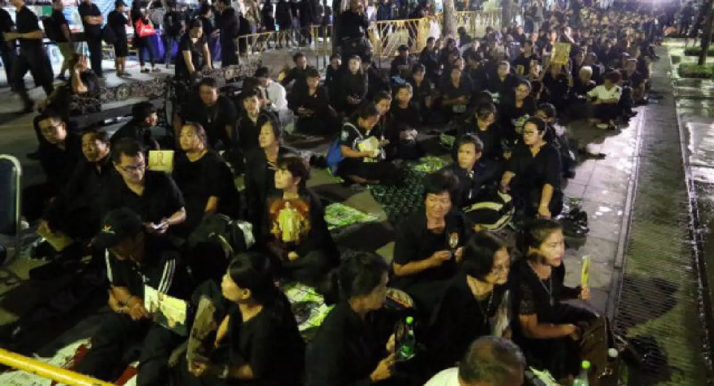 Mourners wait for queue since after midnight Mourners wait for queue since after midnight