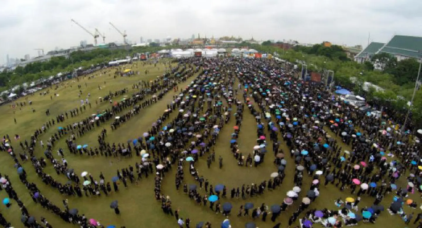 Thousands turn out to pay homage before Royal Urn Thousands turn out to pay homage before Royal Urn