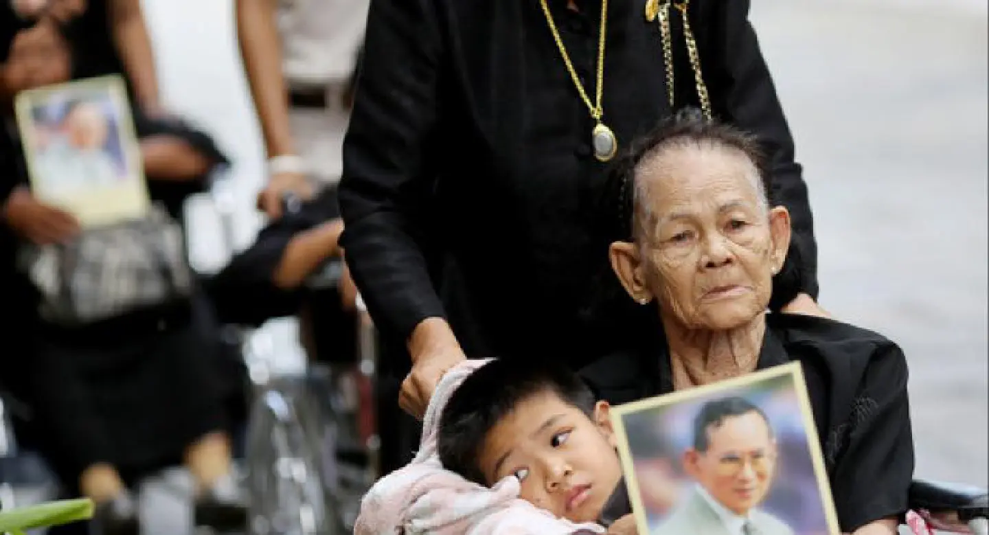 Elderly, disabled mourners to get faster access to Dusit throne hall Elderly, disabled mourners to get faster access to Dusit throne hall