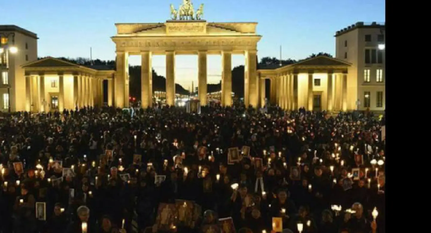 Thais in Germany pay homage to King at candlelight event Thais in Germany pay homage to King at candlelight event