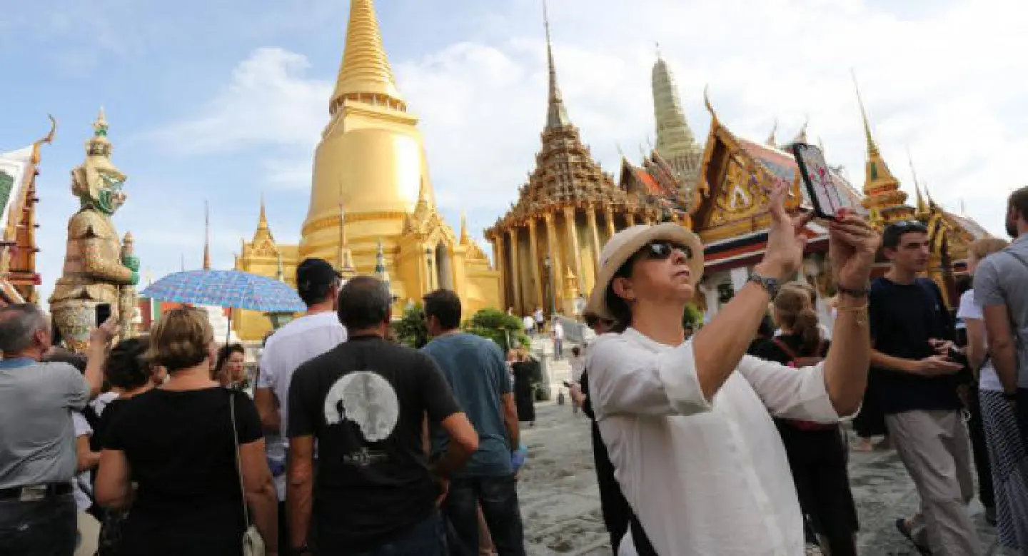 Tourists respectful as Temple of the Emerald Buddha reopens Tourists respectful as Temple of the Emerald Buddha reopens
