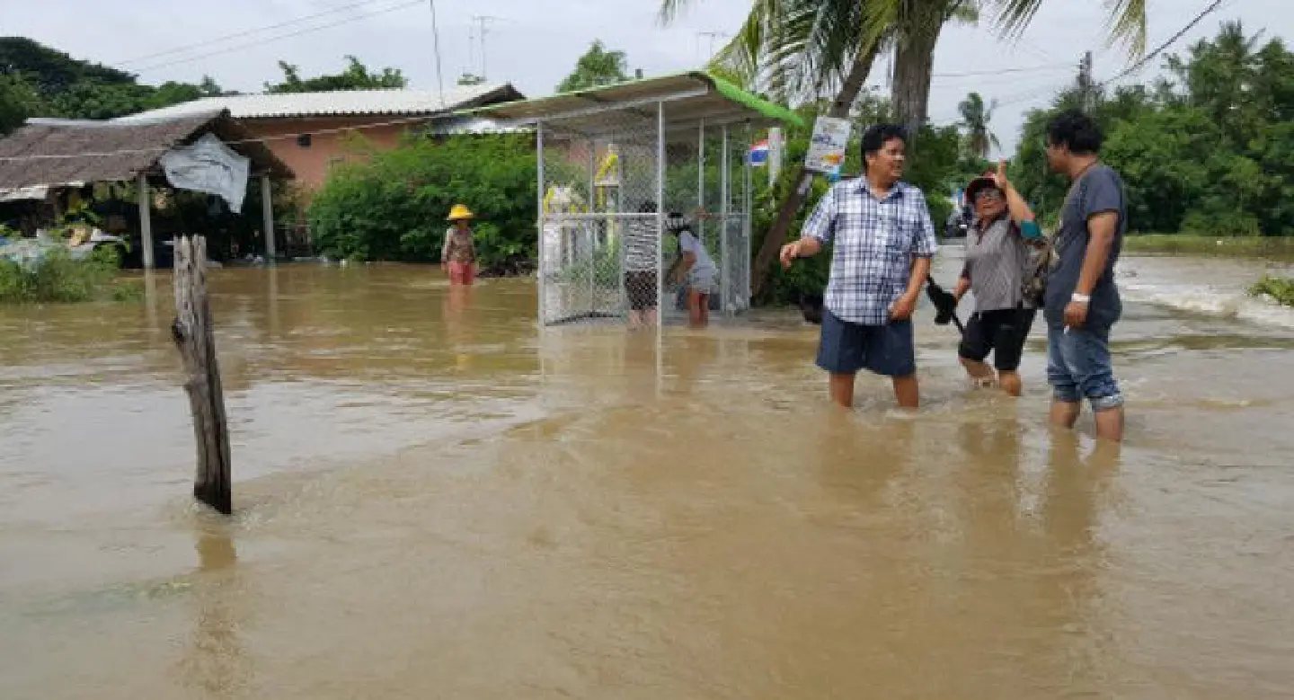 Troops aid Phetchaburi flood victims Troops aid Phetchaburi flood victims