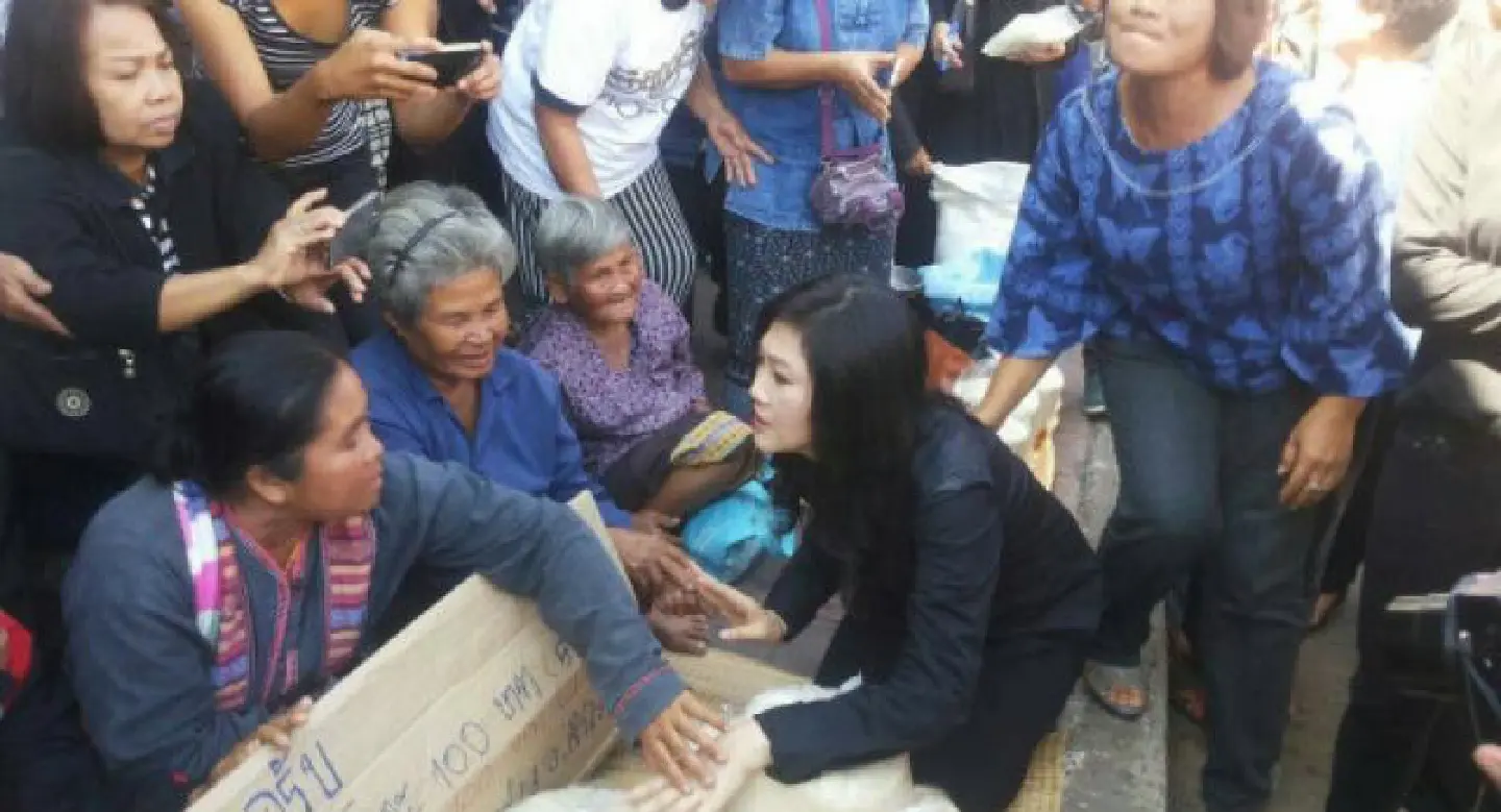 Yingluck buys rice from farmers in Ubon Ratchathani Yingluck buys rice from farmers in Ubon Ratchathani