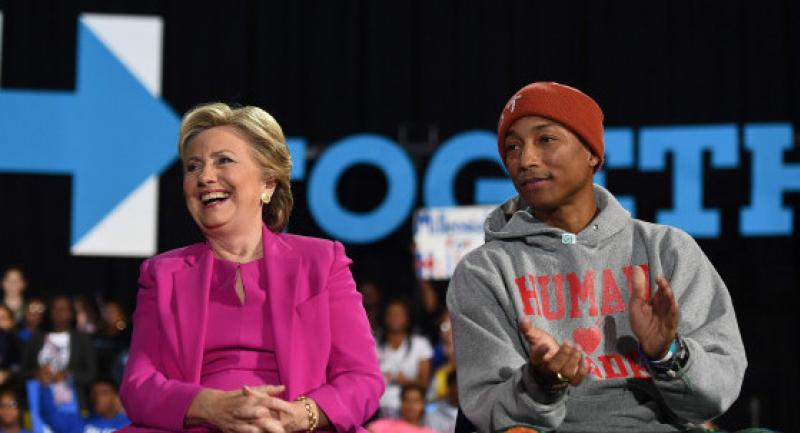 Clinton, Trump duel in must-win states in a tightening race