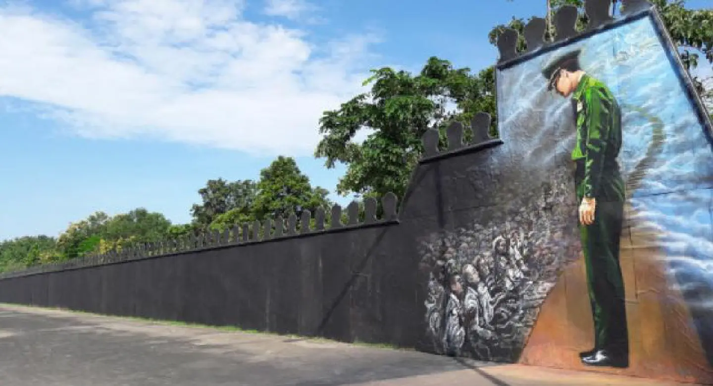 Public takes part in painting to honour late monarch Public takes part in painting to honour late monarch
