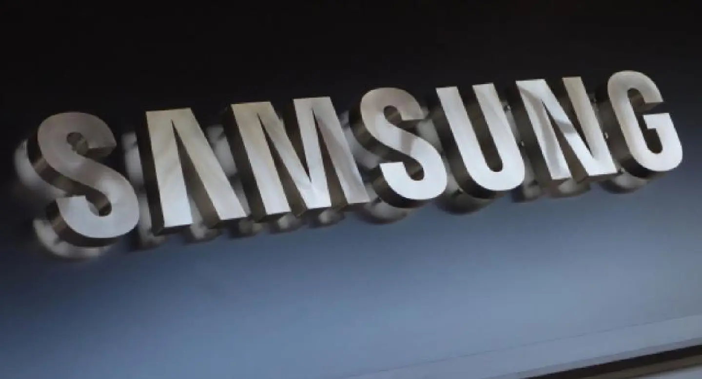 Samsung raided over probe into S. Korea political scandal Samsung raided over probe into S. Korea political scandal