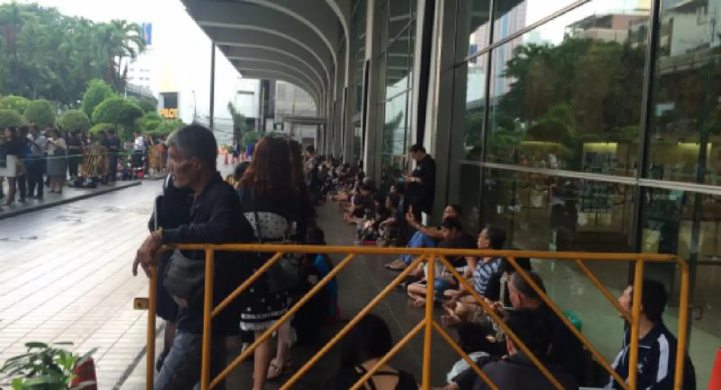 Long Queues Formed at Commercial Banks for Commemorative Banknotes Long Queues Formed at Commercial Banks for Commemorative Banknotes