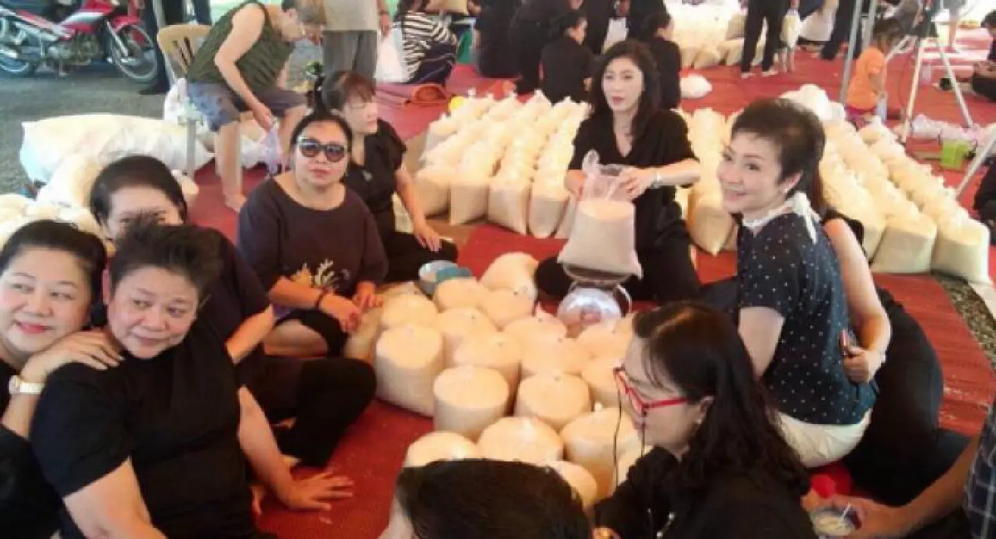 Yingluck to sell rice in person for second time Yingluck to sell rice in person for second time