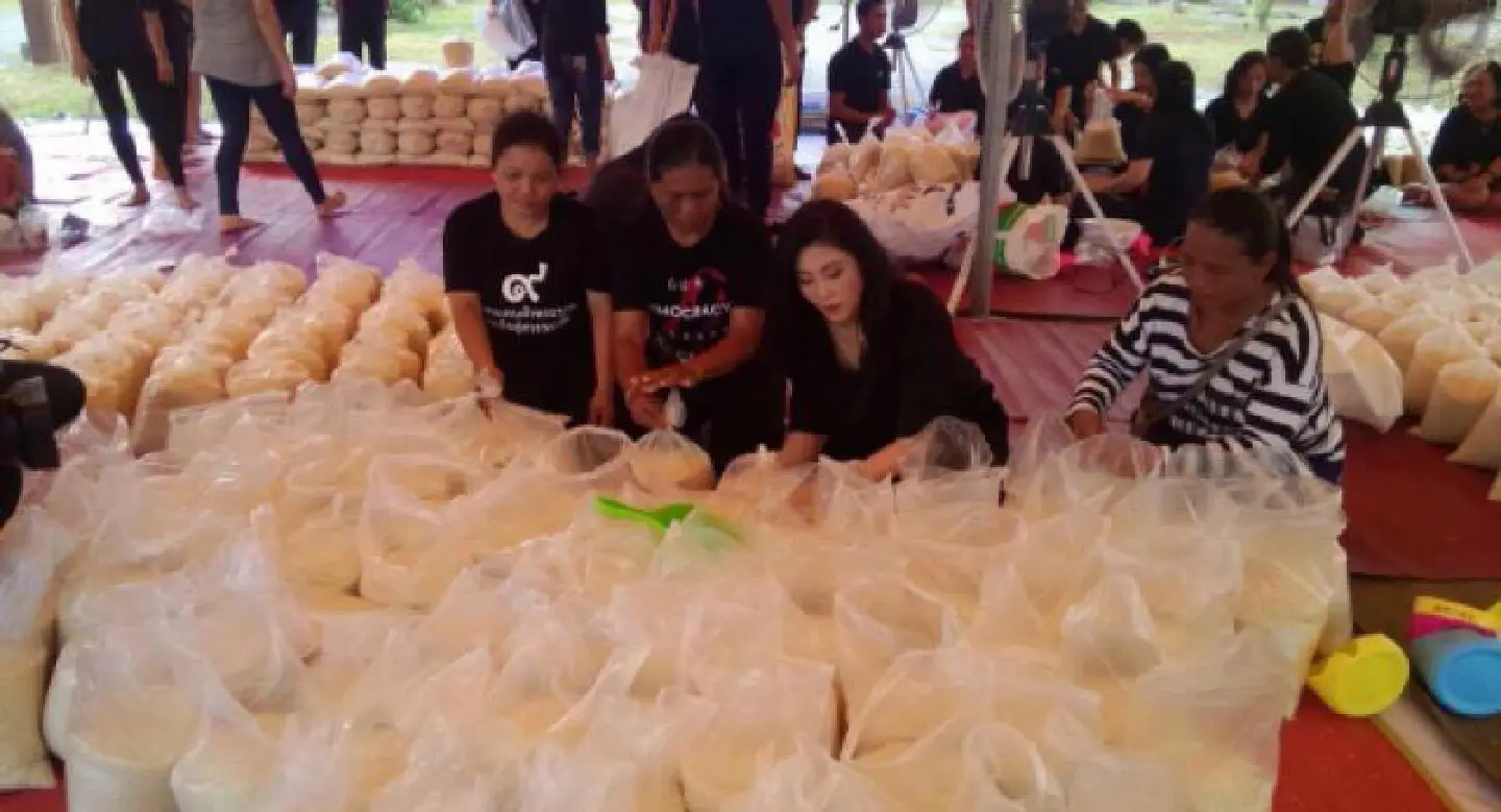 Yingluck to sell rice in person for second time Yingluck to sell rice in person for second time