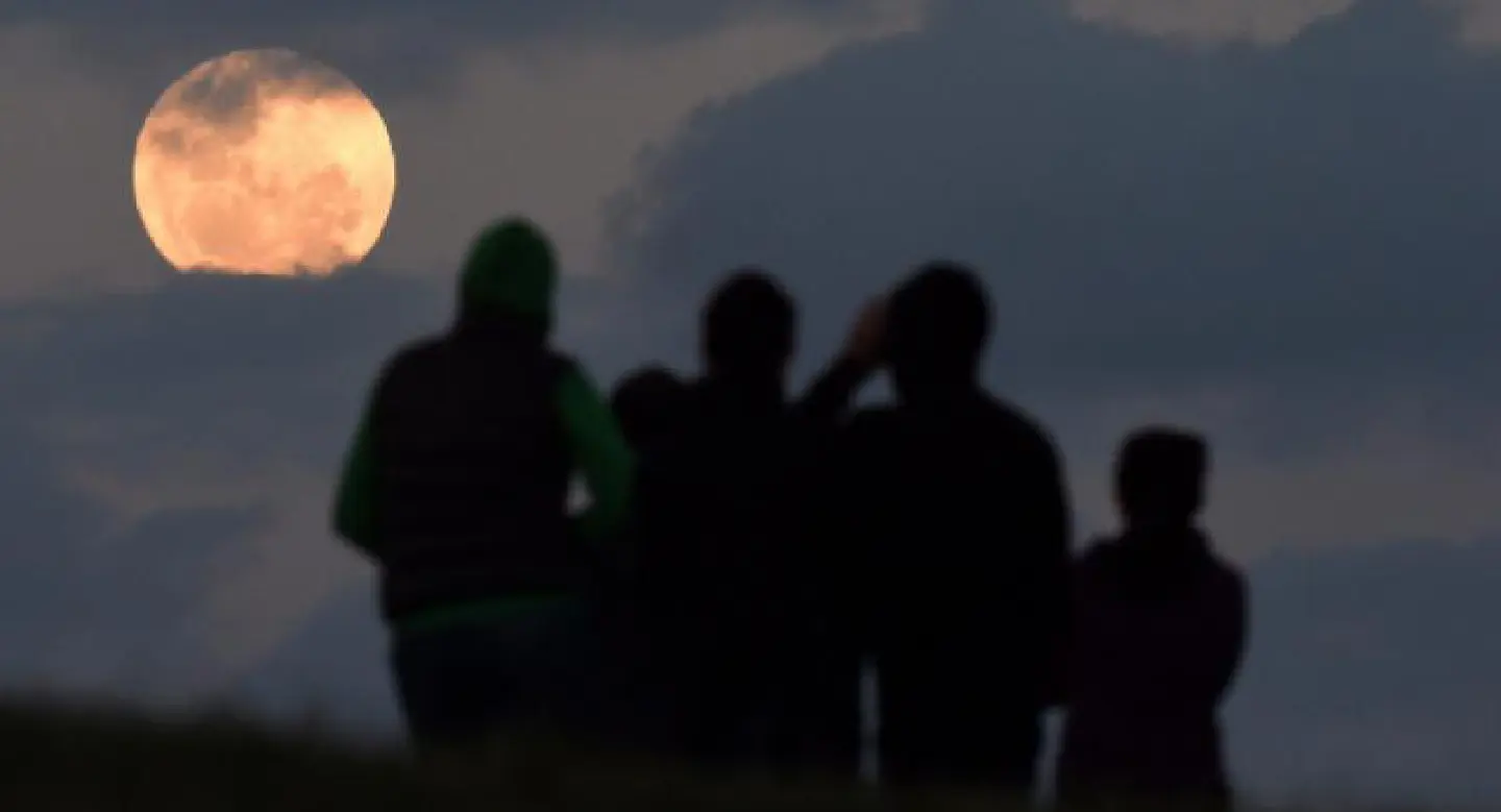 Skygazers gawp at extra bright 'supermoon' Skygazers gawp at extra bright 'supermoon'