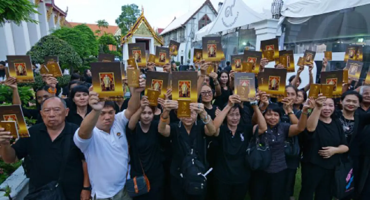 Thousands queue as Culture Ministry distributes free books commemorating late King Thousands queue as Culture Ministry distributes free books commemorating late King