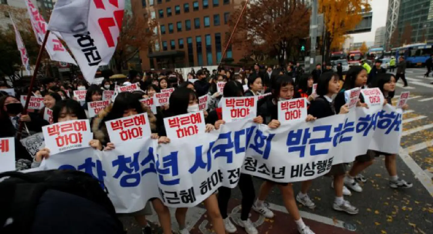 Fresh protest pushes defiant S. Korea president to resign Fresh protest pushes defiant S. Korea president to resign
