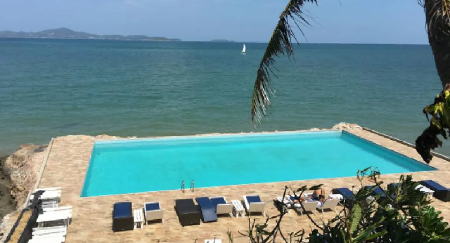 Police probe controversial Pattaya pool jutting into sea Police probe controversial Pattaya pool jutting into sea