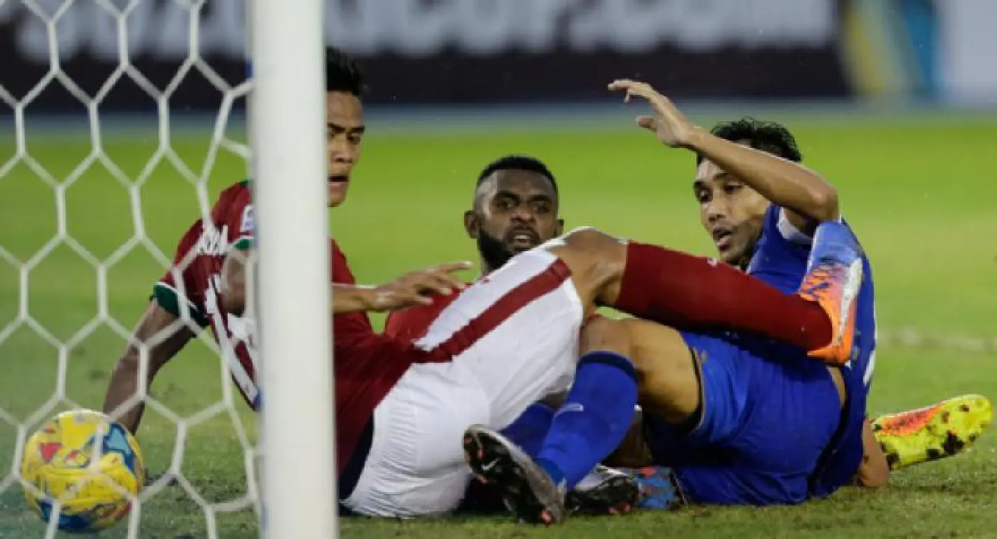 Teerasil hits BRILLIANT hat-trick Teerasil hits BRILLIANT hat-trick