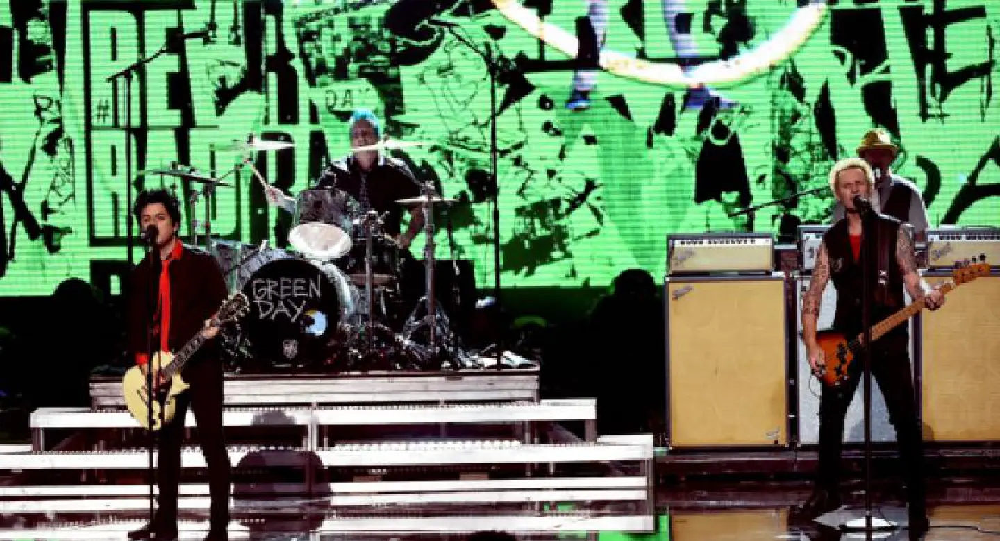 Green Day chants against Trump at American Music Awards Green Day chants against Trump at American Music Awards