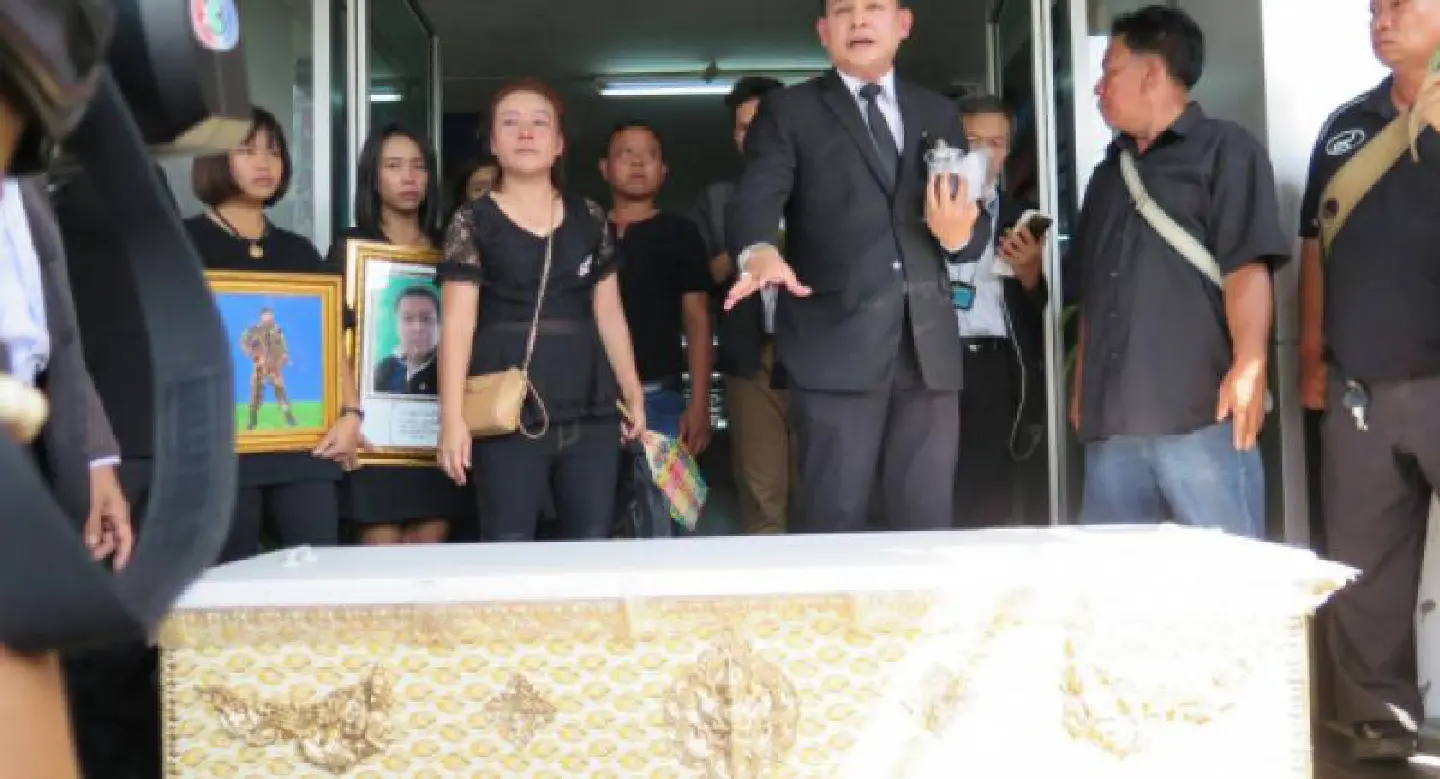 Relatives parade coffin of gambler who died in Huai Khwang raid