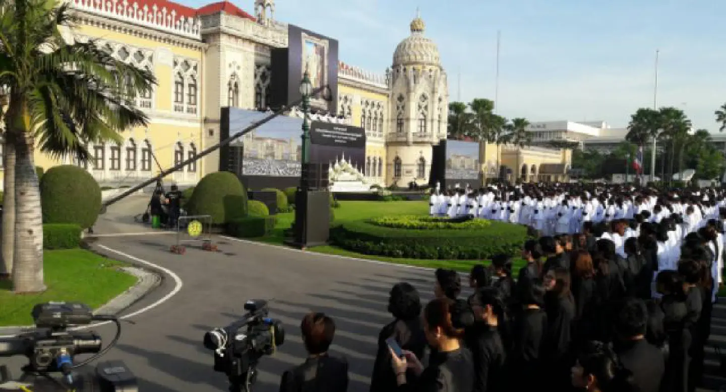 Prayut leads nationwide royal anthem singing Prayut leads nationwide royal anthem singing