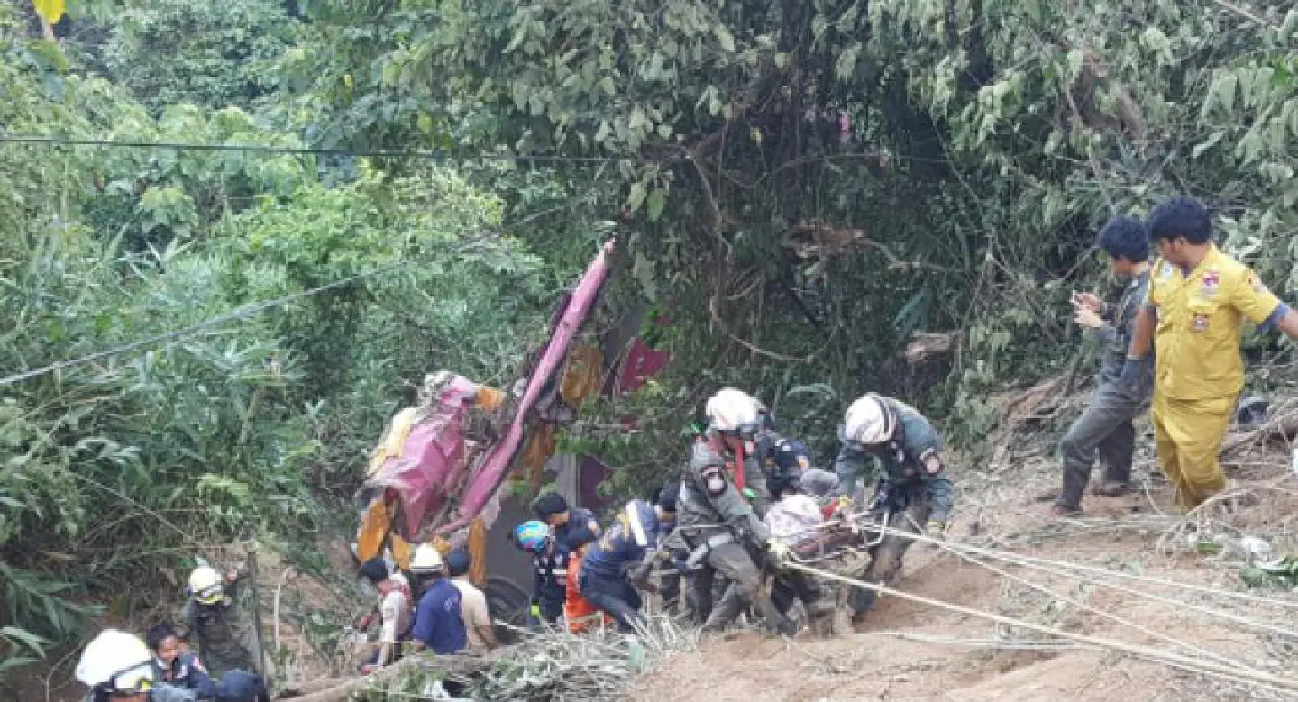 18 killed, many injured as bus plunges into ravine in Uttaradit 18 killed, many injured as bus plunges into ravine in Uttaradit
