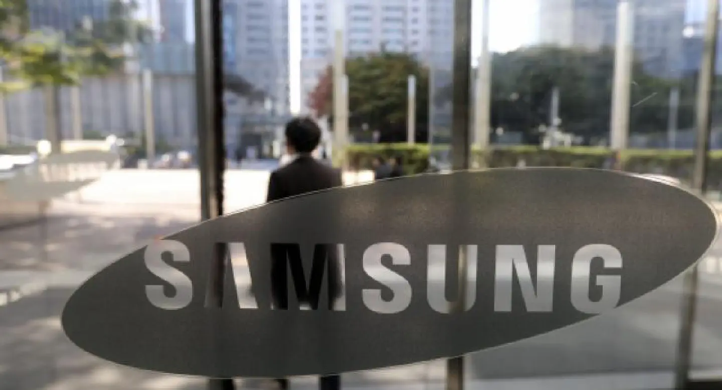 Samsung considers splitting into two Samsung considers splitting into two