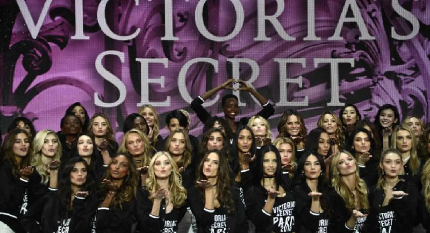 Victoria’s Secret models blow kisses Victoria’s Secret models blow kisses