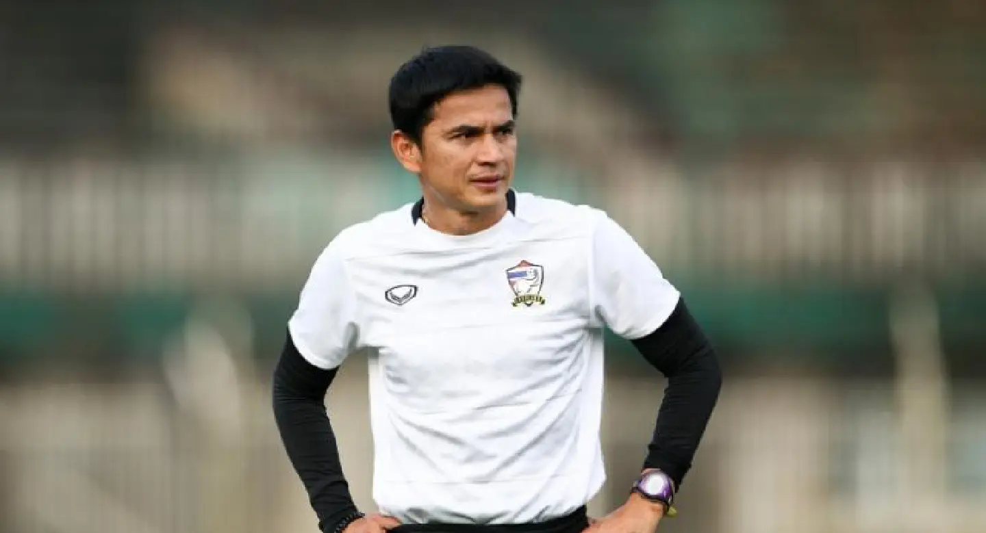 Kiatisak puts contract worries on hold for title defence Kiatisak puts contract worries on hold for title defence