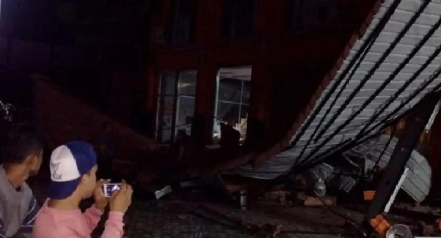 Strong earthquake destroys buildings in Aceh Strong earthquake destroys buildings in Aceh