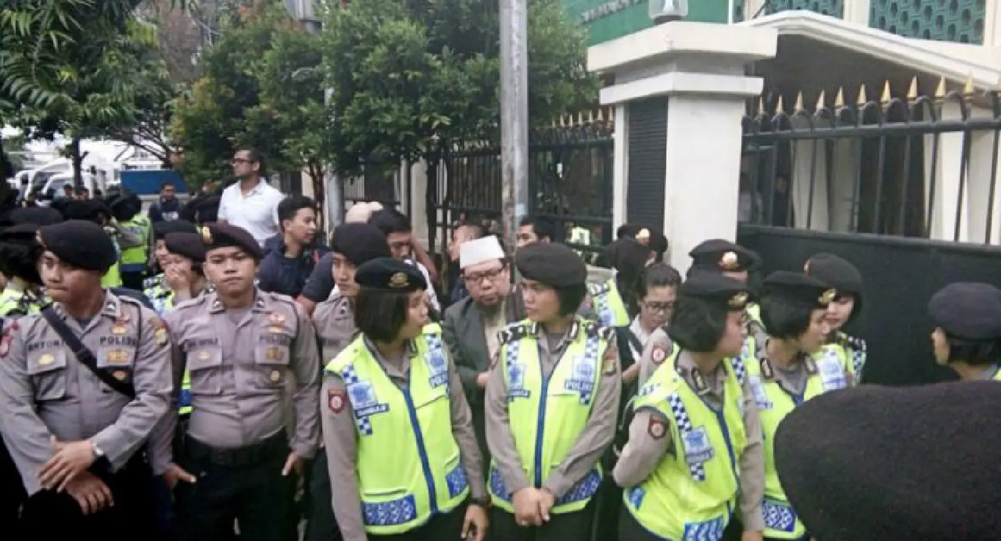 Protesters call for arrest as Ahok arrives at court Protesters call for arrest as Ahok arrives at court