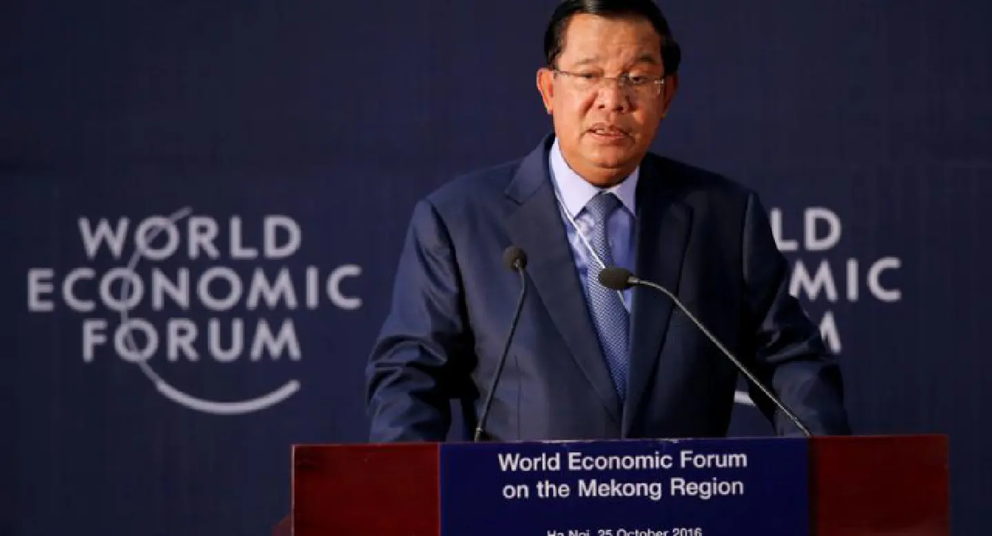 Cambodian premier encourages the official to build up smart phone technology Cambodian premier encourages the official to build up smart phone technology
