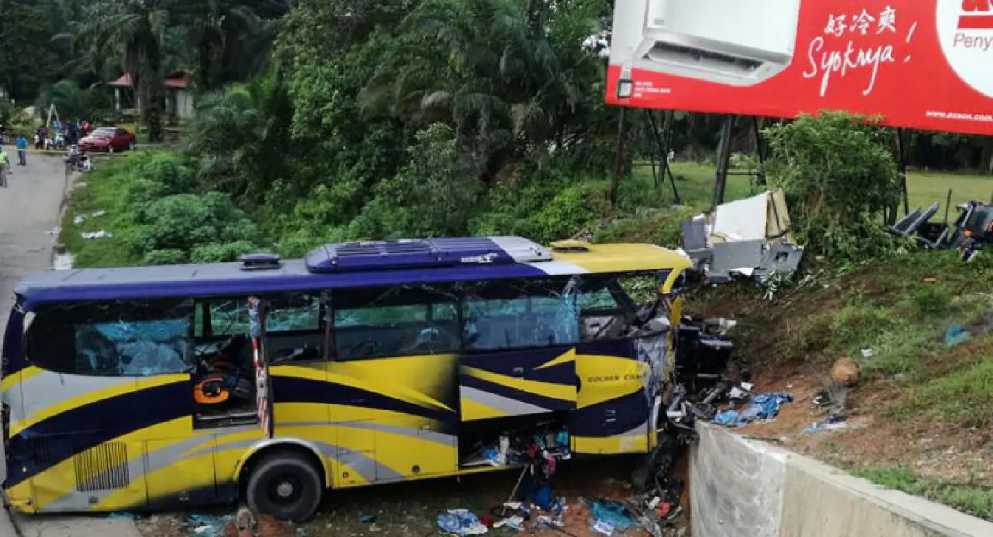 Fourteen dead in 'horrific' Malaysian bus crash Fourteen dead in 'horrific' Malaysian bus crash