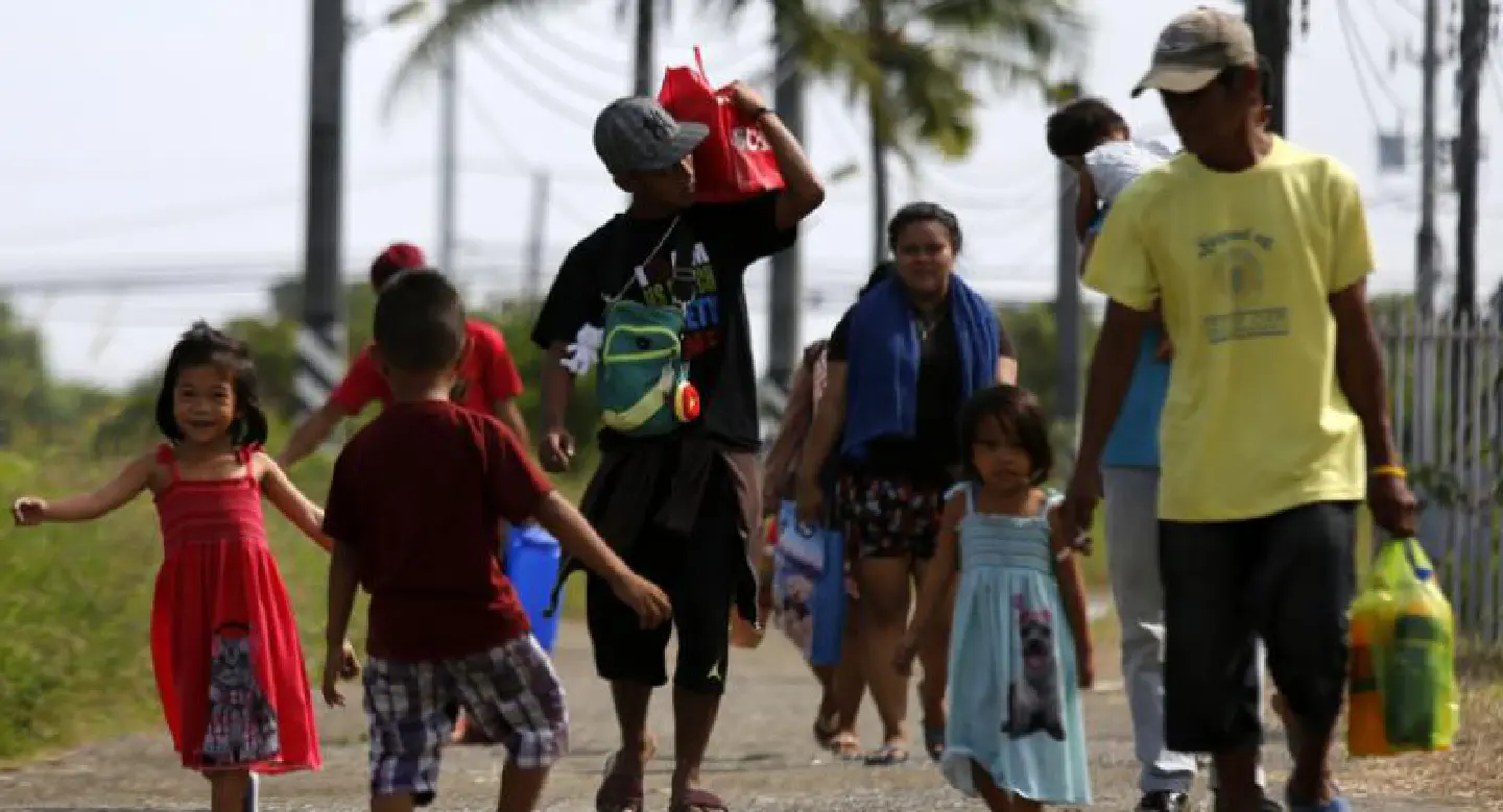 Thousands flee Christmas Day typhoon in Philippines Thousands flee Christmas Day typhoon in Philippines