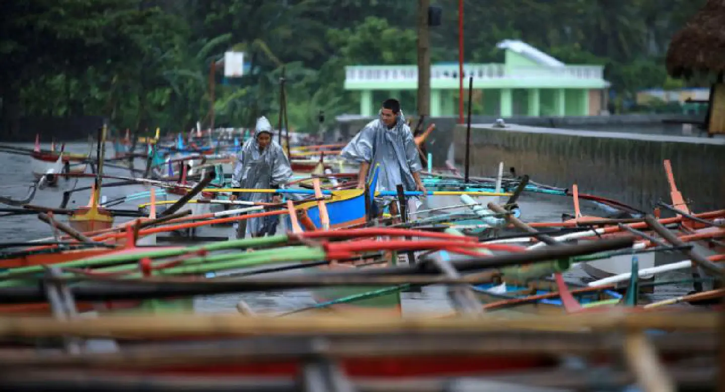 Powerful typhoon slams into the Philippines Powerful typhoon slams into the Philippines