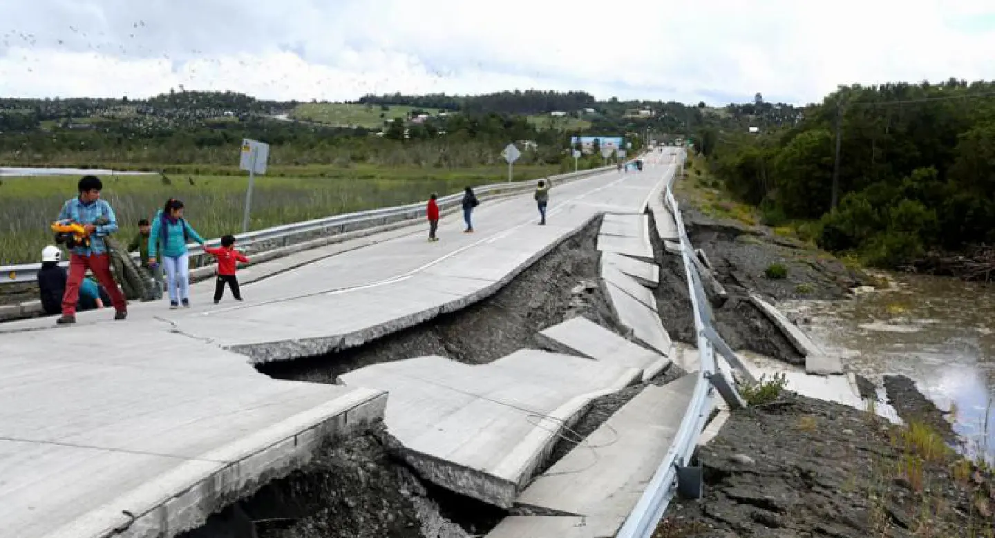 Chile orders coast evacuations after strong quake, tsunami alert Chile orders coast evacuations after strong quake, tsunami alert