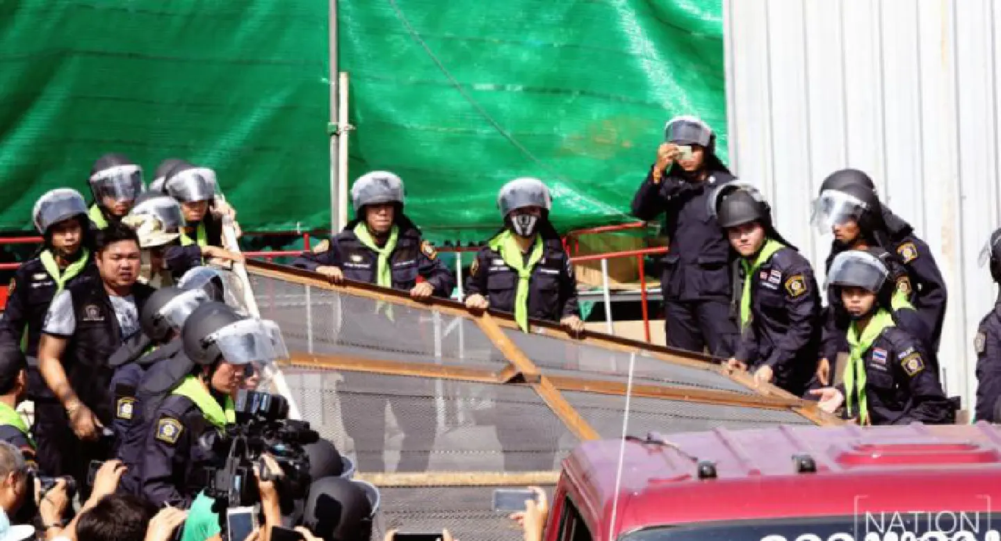 DSI officials remove obstacles in front of Gate 5 of Dhammakaya Temple DSI officials remove obstacles in front of Gate 5 of Dhammakaya Temple