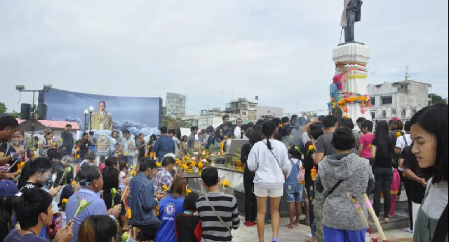Huge crowds visit Thao Suranari Monument on New Year’s Eve Huge crowds visit Thao Suranari Monument on New Year’s Eve