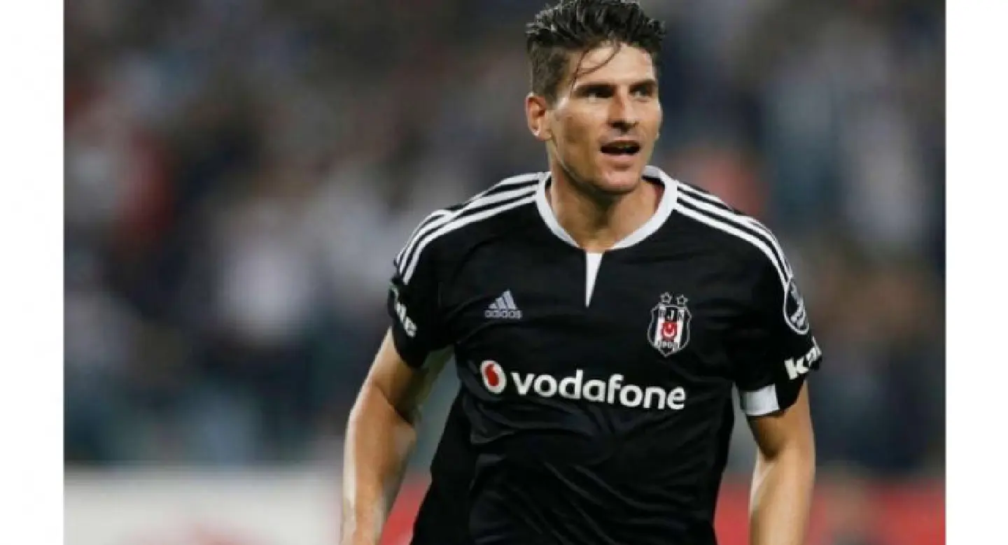 Germany striker Gomez to decide on Wolfsburg future after season Germany striker Gomez to decide on Wolfsburg future after season