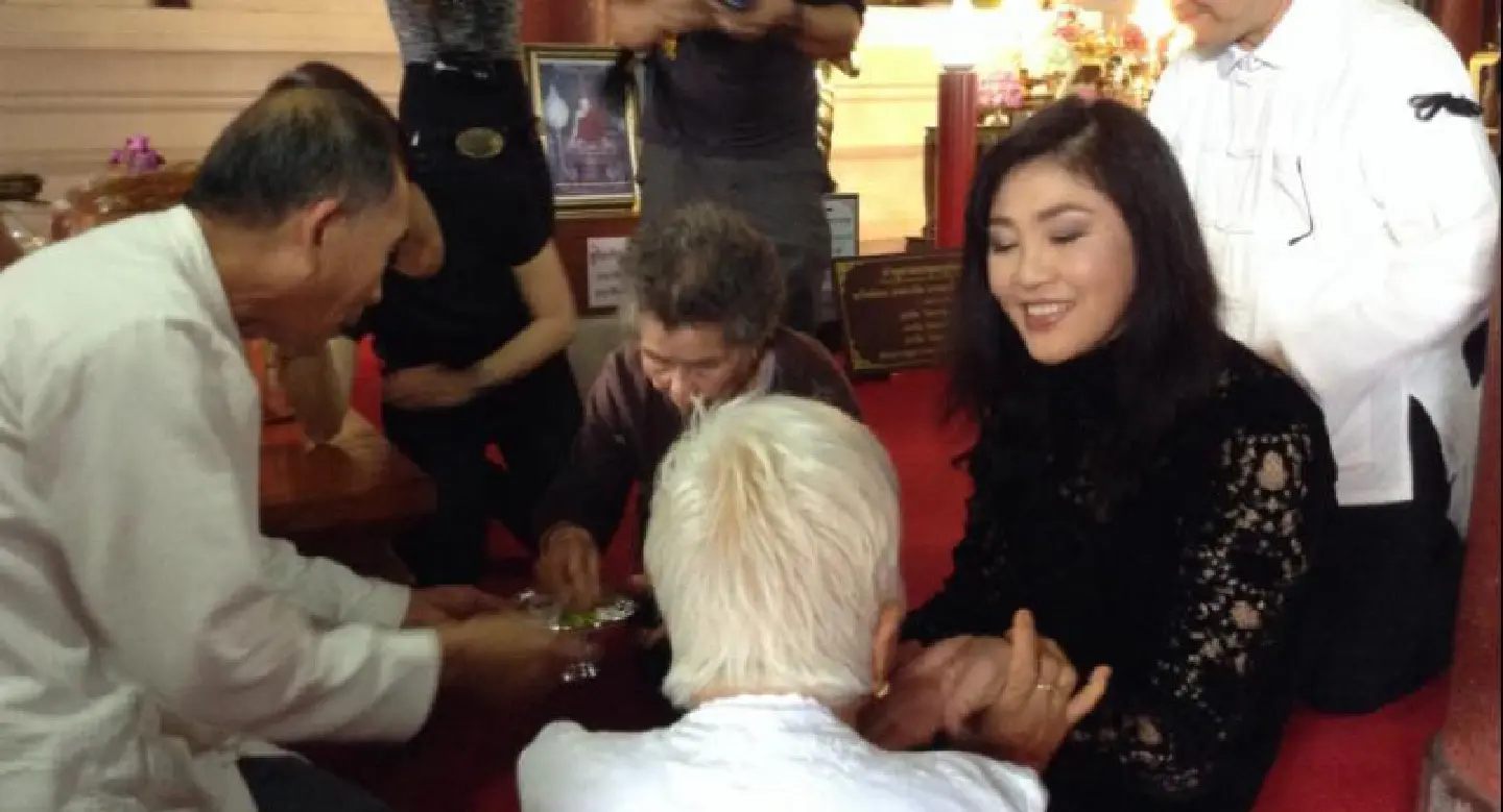 PM apologises for officers following Yingluck PM apologises for officers following Yingluck