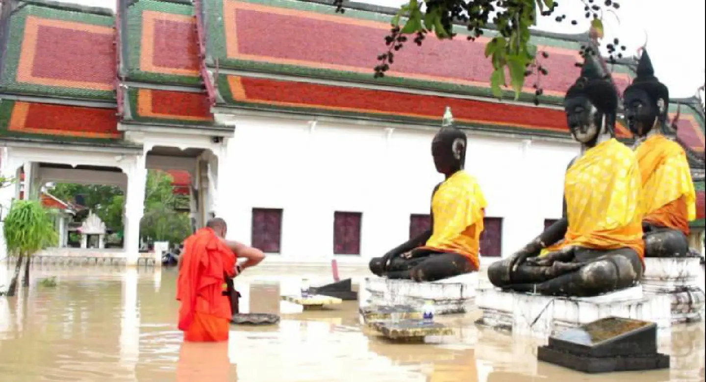 Giant pumps used to drain floodwater at historic Surat Thai wat Giant pumps used to drain floodwater at historic Surat Thai wat