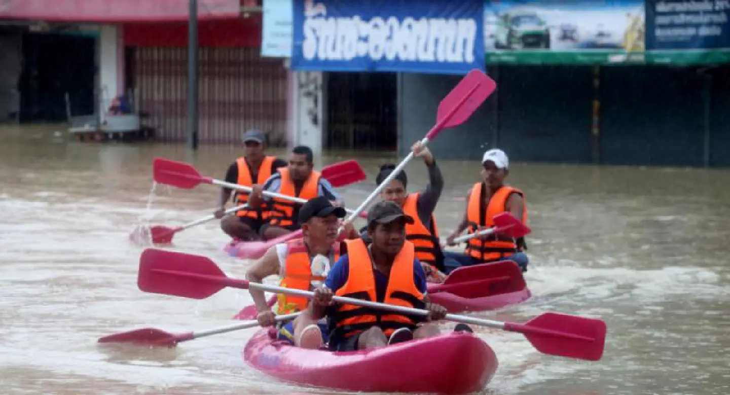 Tourists rescued as floods hit Nakhon Si Thammarat Tourists rescued as floods hit Nakhon Si Thammarat