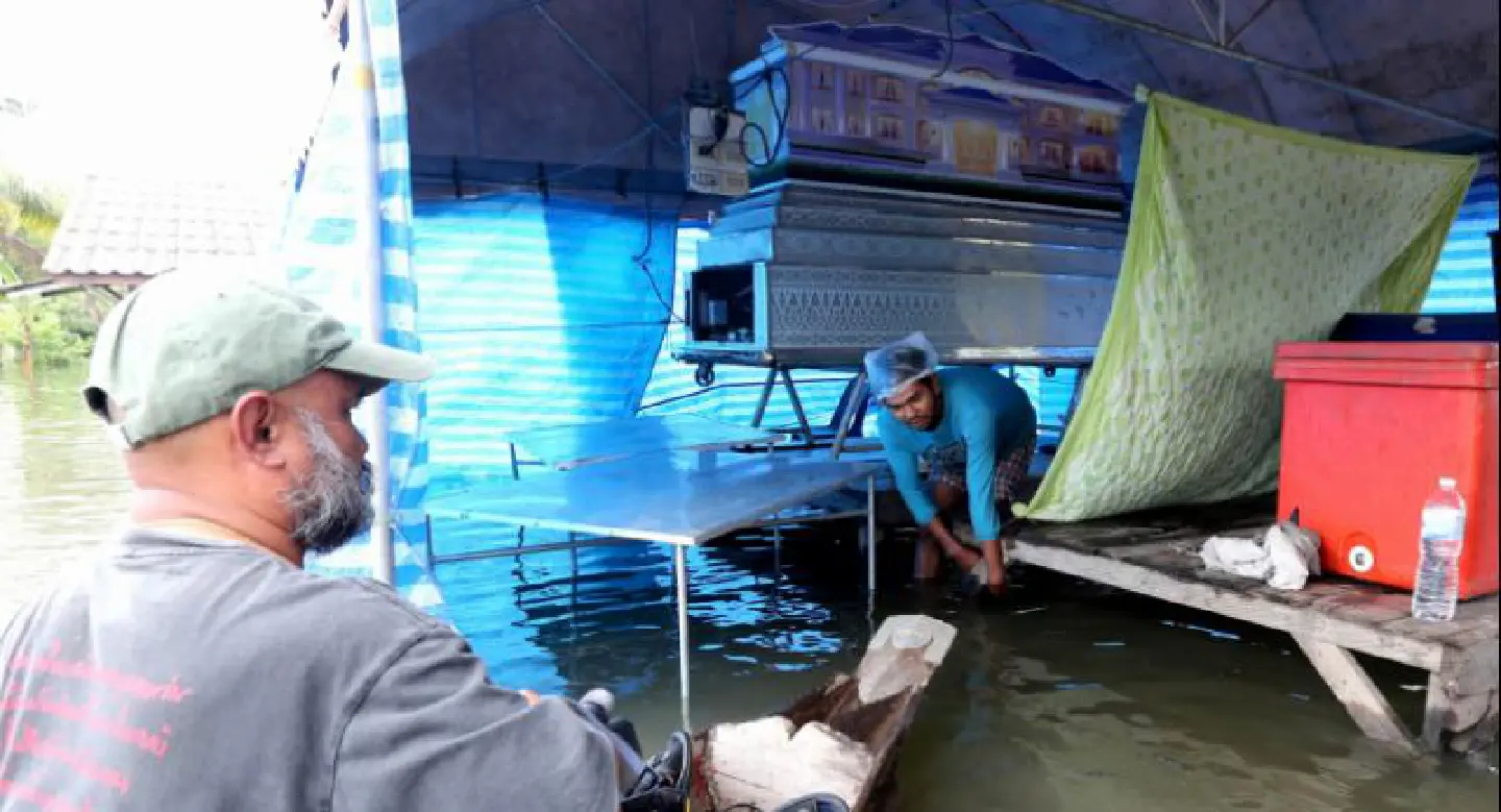 Aid pours in from across the country to help flood victims Aid pours in from across the country to help flood victims