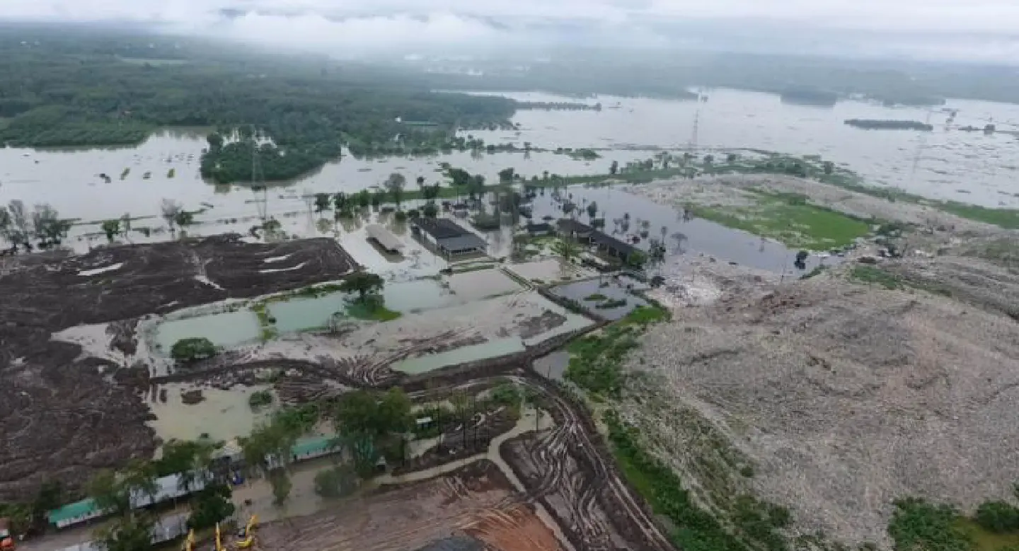 New health hazard as floodwaters mixed with caustic garbage New health hazard as floodwaters mixed with caustic garbage