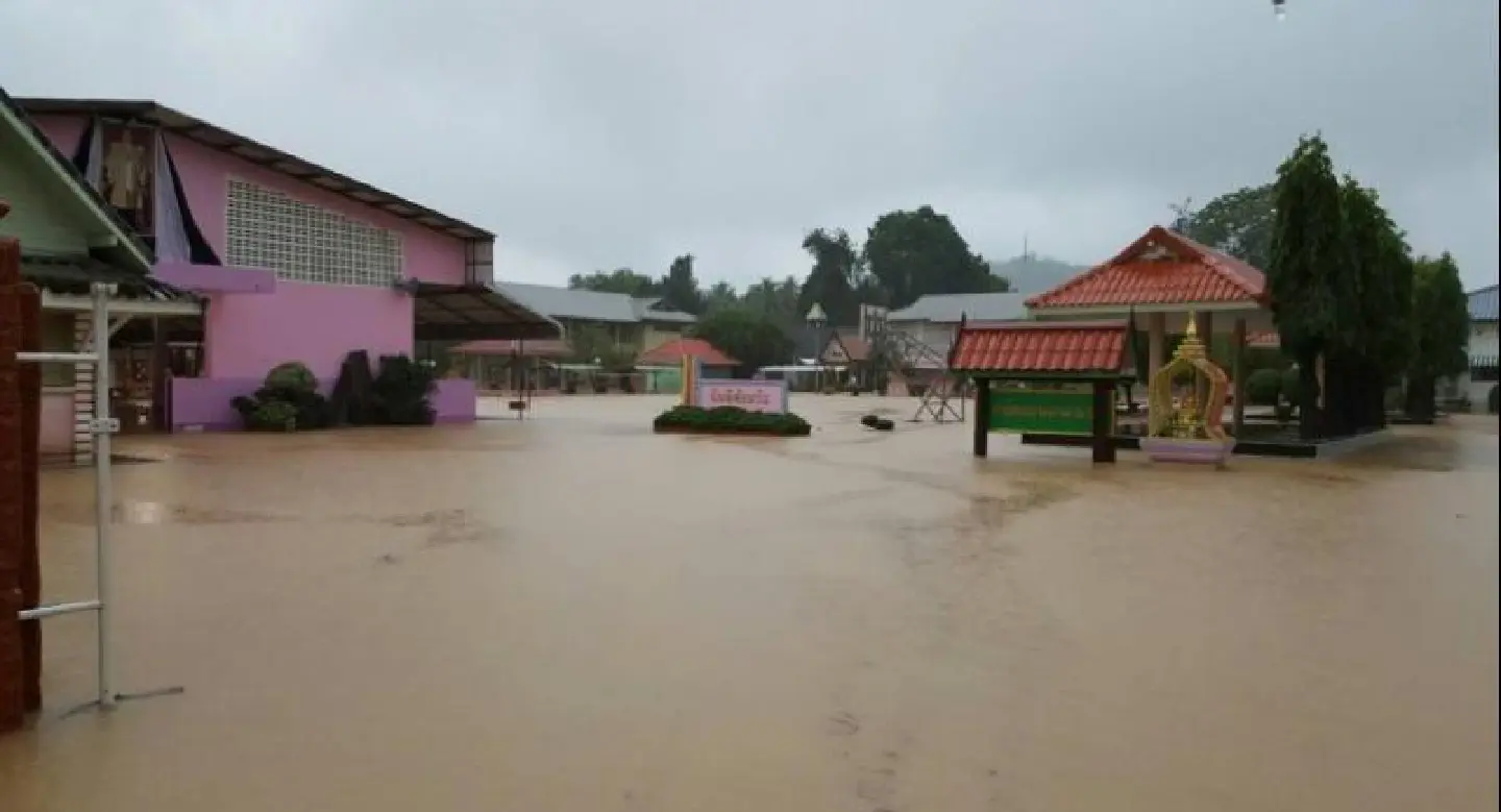 Severe flooding forces schools to close Severe flooding forces schools to close