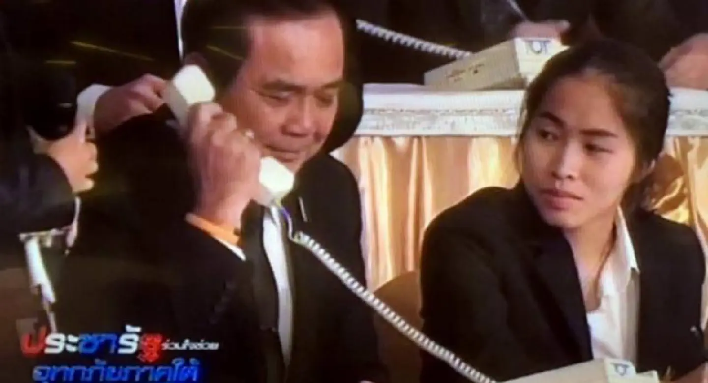 Prayut receives calls from donors in fund-raising for flood victims Prayut receives calls from donors in fund-raising for flood victims