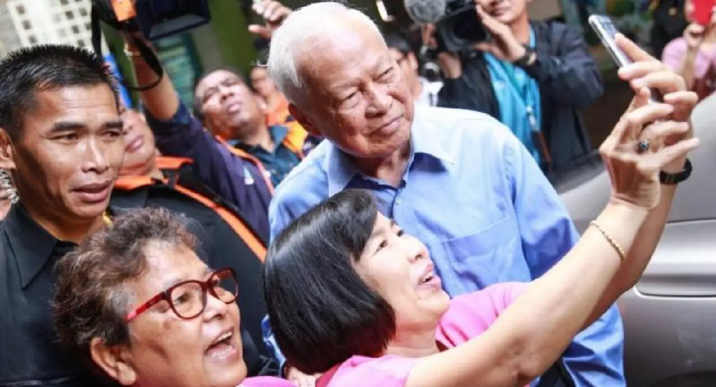 Prem foundation donates Bt1m to govt flood-relief fund Prem foundation donates Bt1m to govt flood-relief fund