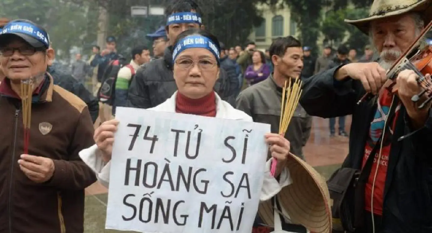 Vietnamese police break up antiChina Paracels rally Vietnamese police break up antiChina Paracels rally