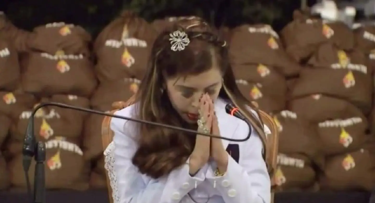 Princess apologises for arriving late Princess apologises for arriving late