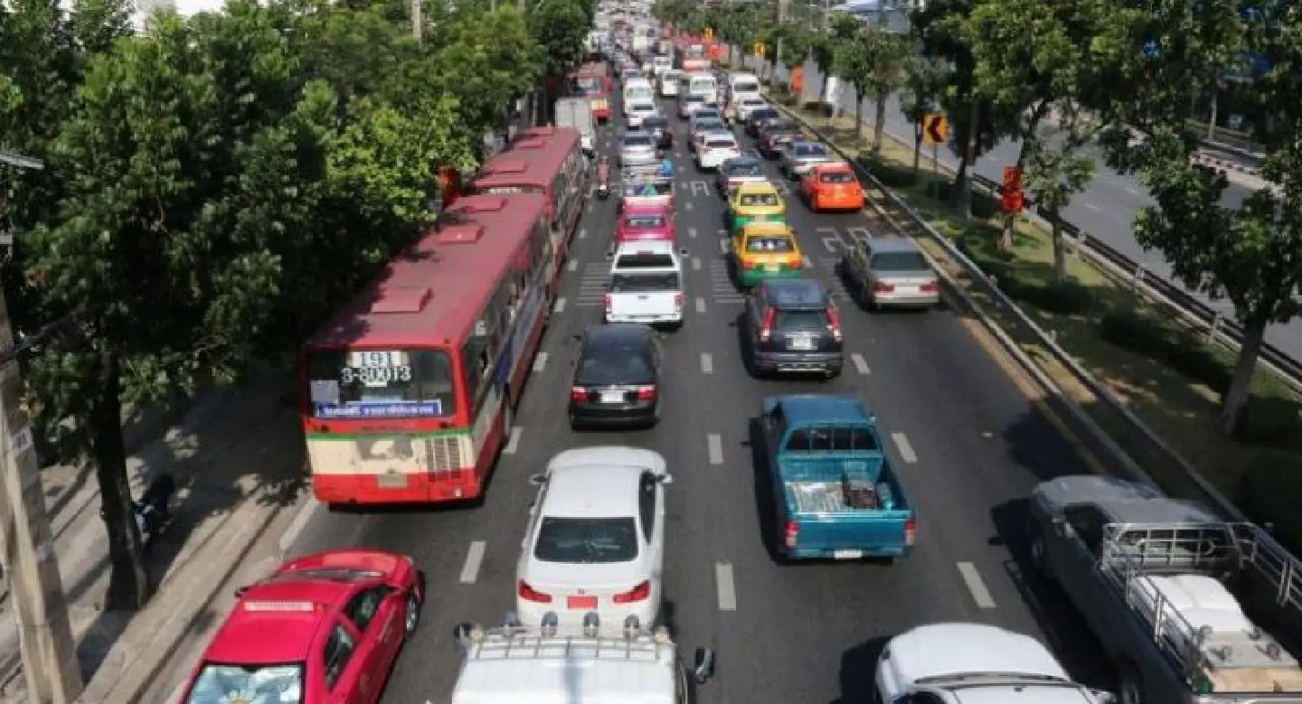 Traffic chaos at Ratchayothin Intersection