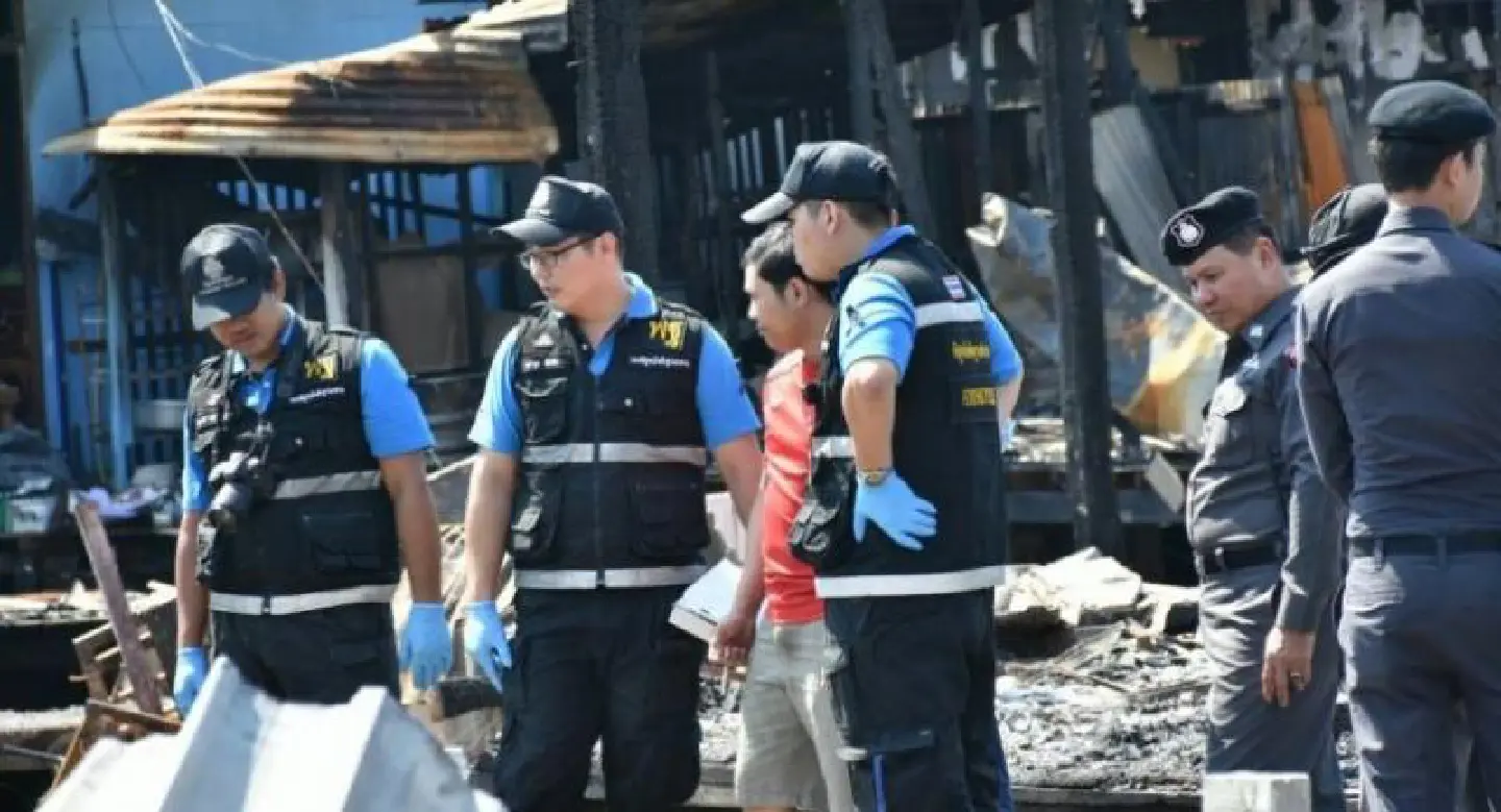 30 families homeless after fire razes Klong Toei slum 30 families homeless after fire razes Klong Toei slum