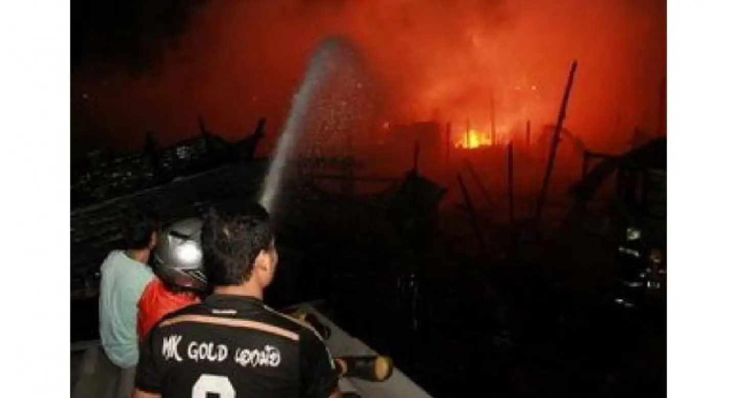 30 families homeless after Klong Toei blaze 30 families homeless after Klong Toei blaze